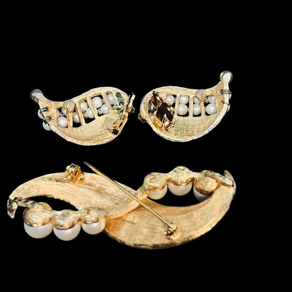 Vintage Kramer Gold Tone And Faux Pearl Brooch And Clip On Earrings (5003) - Picture 10 of 10